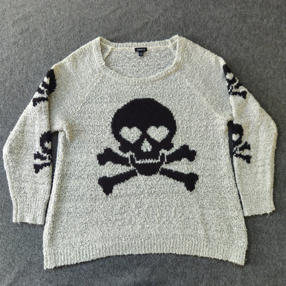 Torrid Skull Heart Crossbones Sweater Size 0 US 12 L Grey Boucle Knit Halloween